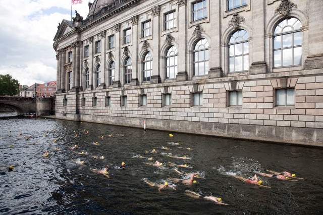 Flussbad Pokal Schwimmer im Wasser